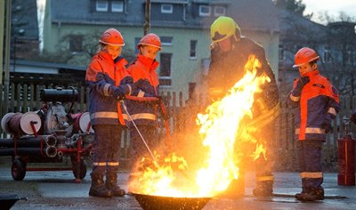 Höhepunkt der Ausbildung ist die Löschübung. Jugendfeuerwehrwart Andreas Richter trainiert hier mit seiner Siegmarer Gruppe. 