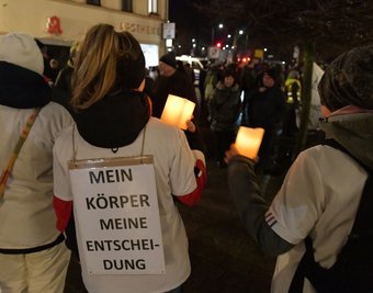 Seit Wochen protestieren Mitarbeiter von medizinischen und Pflegeeinrichtungen am Rande der "Montagsspaziergänge" in Freiberg gegen die Impfpflicht. 