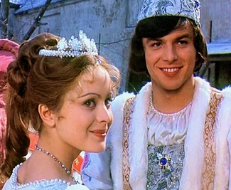 Der Prinz (Pavel Trávnícek) hat endlich sein Aschenbrödel (Libuše Šafránková) gefunden. Der 1973 erschienene Film "Drei Haselnüsse für Aschenbrödel", eine Koproduktion zwischen der CSSR und der DDR, ist bis heute vor allem in der Adventszeit Kult. 