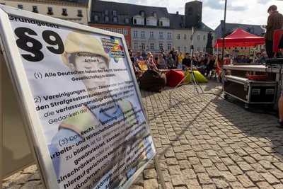 Das Grundgesetz der Bundesrepublik: Es besagt auch, dass jeder das Recht hat, seine Meinung in Wort, Schrift und Bild frei zu äußern und zu verbreiten. Außerdem heißt es darin: „Die Pressefreiheit und die Freiheit der Berichterstattung durch Rundfunk und Film werden gewährleistet. Eine Zensur findet nicht statt.“