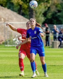 Die geborene Freibergerin Johanna Seifert (r.) feierte 2022 im Dress des FC Carl Zeiss Jena ihr Debüt in der 2. Bundesliga. 