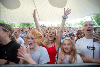 Hände hoch, Jubel und Staunen, als Lena die Bühne betritt: Die Herzen der Fans gehören sofort dem ESC-Star.