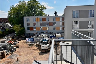 Im Innenhof des neuen Pflegeheims An der alten Färberei in Limbach-Oberfrohna laufen noch die Arbeiten.