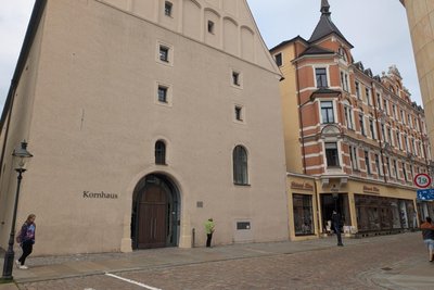 Die Stadtbibliothek Freiberg befindet in den oberen Etagen im ehemaligen Kornhaus.