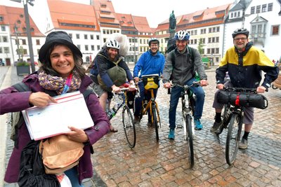 Organisatorin Naima Bouzoubaa versammelte die Teilnehmer der Demokratie- Fahrradtour auf dem Obermarkt: Konstantin Wunderlich-Hörsch, Christian Mädler, Christian Möls und Ralf Tatschke (v. l.).