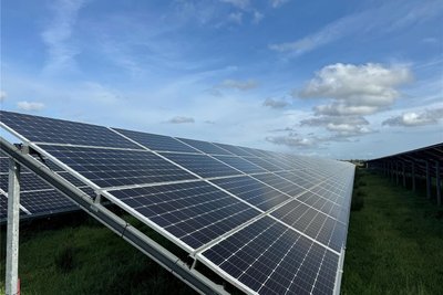 Nicht Jedem gefällt der Anblick: fotoelektrische Module in einem Solarpark.
