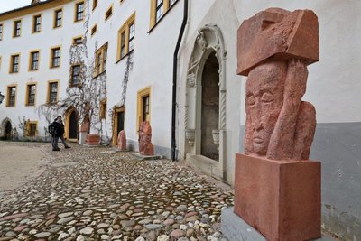 „Der Porphyrmagier" von Siegfried Otto Hüttengrund ist ein Bestandteil der Ausstellung im Schlosshof Hinterglauchau.