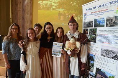 Haben am Streifen "Story of Falkenstein" mit gewirkt (von links): Franziska Möckel, Michelle Lucke, Martina Wohlgemuth, Alina Krauß, Kim Lucke und Lennie Ficker. 