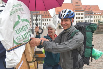 Christian Möls mit dem wetterfest verpackten Glücksrad.