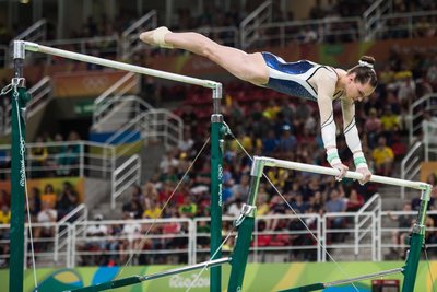 Sophie Scheder beim Finale am Stufenbarren bei den Olympischen Spielen in Rio 2016. Hier holte sie die Bronzemedaille.