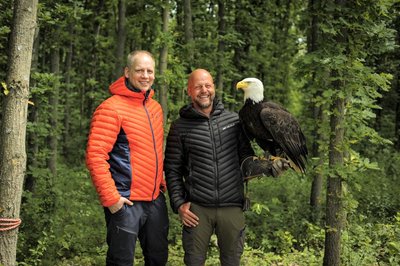 Firmengründer Sascha Eichelkraut und Falkner Hans-Peter Herrmann in Jacken von Neualp. 