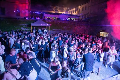 Rund 350 Besucher feierten zur elektronischen Musik von vier verschiedenen DJ`s auf der Burganlage von Schloss Voigtsberg in Oelsnitz.