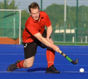 Patrick Mildner bleibt trotz einer schweren Krankheit am Ball und findet Wege, um mit den Folgen umzugehen. "Ich spiele jetzt Innenverteidiger. Da muss man nicht jedes Mal mit nach vorne laufen. Ich versuche, den Spielaufbau per Schlenzer und Schlag von hinten heraus zu machen", erklärt der 21-Jährige. 