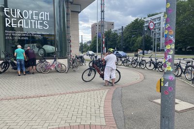 Viele Museumsbesucher kommen mit dem Fahrrad. Schon von weitem weisen die abgestellten Räder darauf hin, dass einiges los ist im Museum.