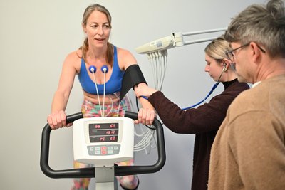 Strampeln auf dem Ergometer inklusive EKG und Blutdruckmessung unter den Augen von Schwester Jasmin und Dr. Alexander Schütte: Das ist der härteste Teil des sportmedizinischen Leistungstests.