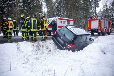 Die Feuerwehr zog den Skoda aus dem Seitengraben. 