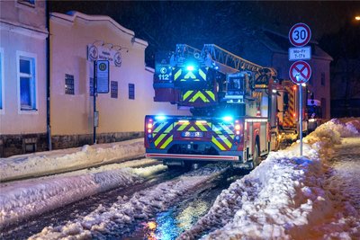Der mehr als 24 Stunden anhaltende Schneefall hatte das Dach eines Nebengebäude einstürzen lassen.