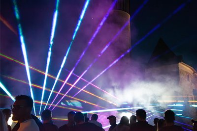Eine imposante Laser-Show sorgte für passendes Flair bei der DJ-Party auf Schloss Voigtsberg in Oelsnitz.
