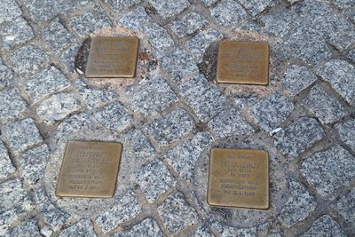 Auf der Burgstraße 22 in Freiberg erinnern Stolpersteine des Künstlers Gunter Demnig an die Jüdinnen Gitta Braun und Celestine Silberstein.