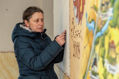 Restauratorin Sandra Finsterbusch nimmt derzeit in der Goethehalle eine Befunduntersuchung vor. 