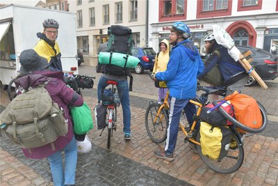 Der Prolog war am Dienstag in Freiberg die Fahrt vom Obermarkt zum Bahnhof. Am Mittwoch stehen ab Erfurt 120 Kilometer auf dem Plan.