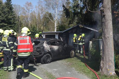 Nach dem Löscheinsatz zog die Feuerwehr den Mazda aus der Garage.