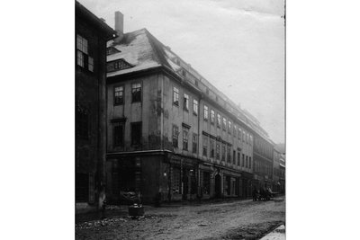 „Zur goldenen 24" in der Burgstraße in Freiberg. Urheber unbekannt, 1880/1900.