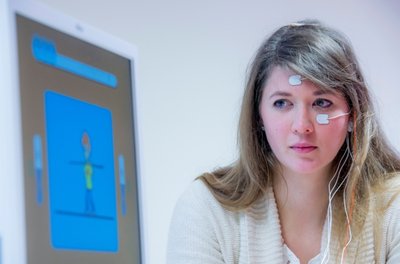  Für den Test des PC-Spieles lässt sich Praktikantin Sophie Schwab mit Sensoren verkabeln, die ihre Hirnströme messen. Gleichzeitig kann sie damit den Computer steuern - mit der Kraft ihrer Gedanken. 