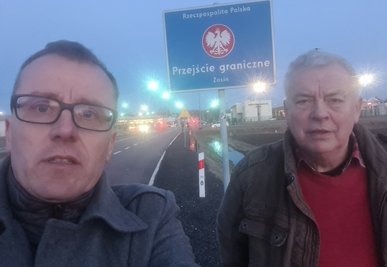 Der Vorsitzende des Vereins Partnerschaft zur Ukraine, Karl-Ernst Müller (rechts), mit Alexander Krauß am Grenzübergang Zosin. 
