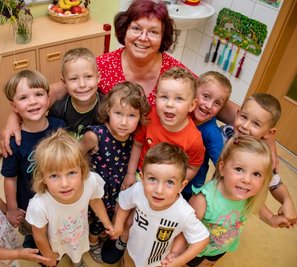 Erzieherin Cornelia Sachse mit ihren Schützlingen in der Kita "Burggeister" in Kriebethal. Nach 46 Jahren als Erzieherin verabschiedet sie sich in den Ruhestand. 