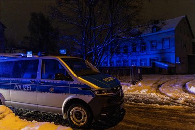 Auch die Polizei war bei dem nächtlichen Einsatz im Roten Weg dabei.