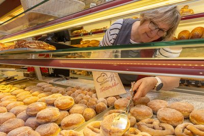 Bäckereiverkäuferin Kerstin Quäck beim Einpacken von Pfannkuchen. Das wird am Faschingsdienstag ihre Hauptaufgabe sein. Allein 600 Stück gehen in den Betrieb Thermofin.