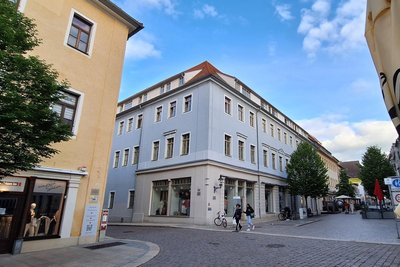 Heute befindet sich in der Burgstraße 22 der Second-Hand-Shop „ReSales Freiberg". An der Ecke vor dem Laden befinden sich die Stolpersteine von Gitta Braun und Celestine Silberstein.