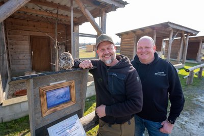 Der kleine Steinkauz Zeus, Falkner Hans-Peter Herrmann (links) und Steffen Hegner an der Steinkauz-Voliere.