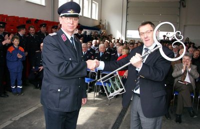 
              <p class="artikelinhalt">Werdaus Oberbürgermeister Volkmar Dittrich (rechts) hat Wehrleiter Gerald Oehler am Samstag den überdimensionalen Schlüssel für das neue Gerätehaus übergeben. </p>
            