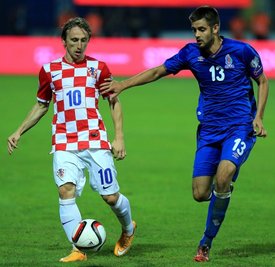 Zweikampf zwischen Real Madrid und Erzgebirge Aue im Nationaltrikot: Veilchen-Neuzugang Dimitrij Nazarov (rechts) für Aserbaidschan im Duell mit Kroatiens Mittelfeldstratege Luka Modric.