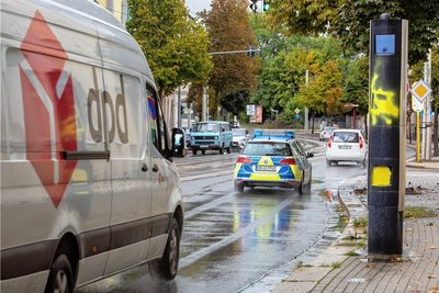 Die Blitzer an der Pausaer Straße war jüngst beschmiert worden. Für die Stadt entstehen in solchen Fällen keine zusätzlichen Kosten, der Betreiber muss sich um die Beseitigung der Graffiti kümmern. 