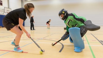 Als Training noch möglich war: Stefanie Uertel (l.) versucht, den Ball an Torhüterin Lara Fleischer vorbeizubringen. 
