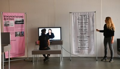 Aufarbeiten und erinnern will die Ausstellung Offener Prozess in der Neuen Sächsischen Galerie. An der letzten Station lernen Besucher, die Namen der zehn Opfer der neonazistischen Terrorgruppe richtig auszusprechen. Hannah Zimmermann (rechts) ist für die politische Bildungsarbeit zuständig. 