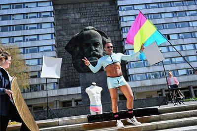 Model Tom Simon beim Shooting vor dem Marx-Kopf. Foto: Andreas Seidel