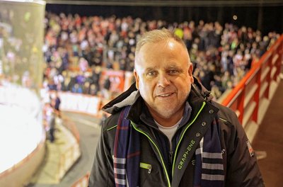 Frank Fischer ist Geschäftsführer von Autarkstrom. Das Unternehmen hat in Zwickau rund 70 Mitarbeiter. Er unterstützt den FSV Zwickau und künftig als Hauptsponsor die Eispiraten Crimmitschau. 