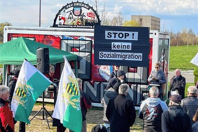 Kundgebung im Vorfeld der Einwohnerversammlung in Zwickau-Eckersbach: Die Redner gaben sich betont moderat. 