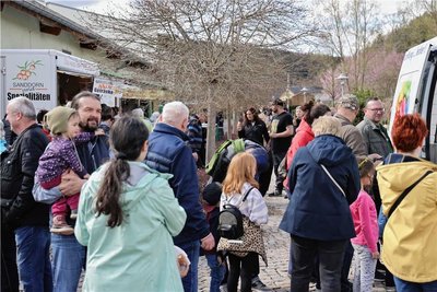 Viele Besucher nutzten die Gelegenheit, um sich im Kurpark in Wiesenbad über Kräuter zu informieren. 