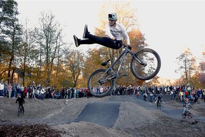 Lukas Knopf in Aktion: Der Chemnitzer ist in der Szene bekannt und war Stargast zur Pumptrack-Einweihung in Rodewisch. 