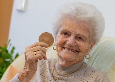Ein Zufallsfund: Die 94-jährige Alice Wölfel mit ihrer Gedenk-Medaille zum 750. Stadtgeburtstag Plauens aus dem Jahr 1974.