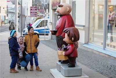 In der Plauener Innenstadt bestaunen Passanten ein neues Vater-und-Sohn-Paar. 