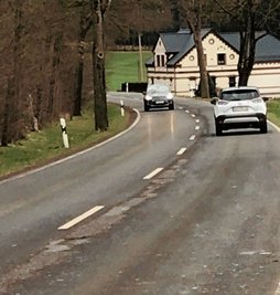 Das Landesamt für Straßenbau und Verkehr hat lediglich "punktuelle Instandsetzungen" auf der Staatsstraße 308 angekündigt.