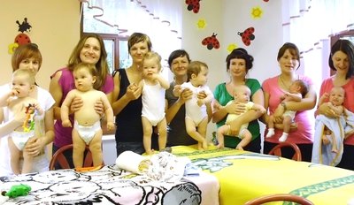 Im Crottendorfer Familienzentrum im Ortsteil Walthersdorf, das von einem Verein betrieben wird, sind regelmäßig die Jüngsten zu Gast - bei einem Babymassagekurs.