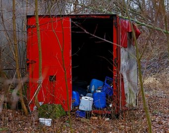 In einem Container auf dem Gelände An der Nutzung 46 in Oberlungwitzliegen Behältnisse mit unbekanntem Inhalt. 