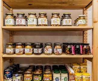 Nüsse, Weichgummi, Früchte: Zahlreiche Regale im neuen, rund 60 Quadratmeter großen Geschäft in der Kirchstraße in Marienberg sind bereits eingeräumt. In einer Woche ist die Eröffnung geplant.